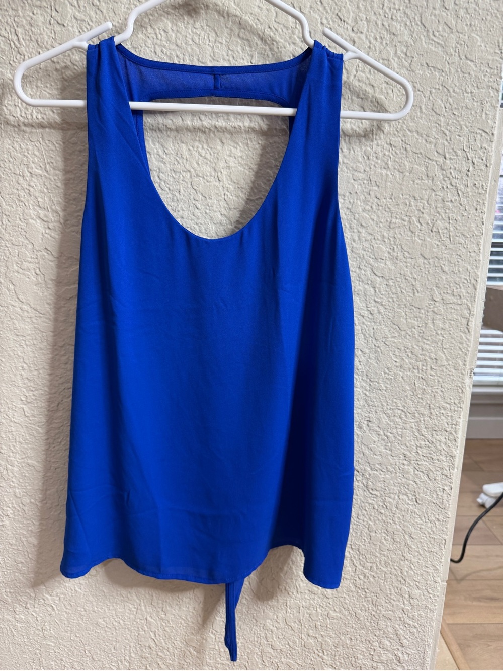 Women’s Sleeveless Scoop Neck Tank Top - Blue key hole